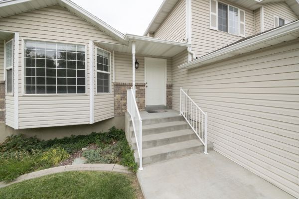 Cost of White Vinyl Siding Replacement in Huntsville
